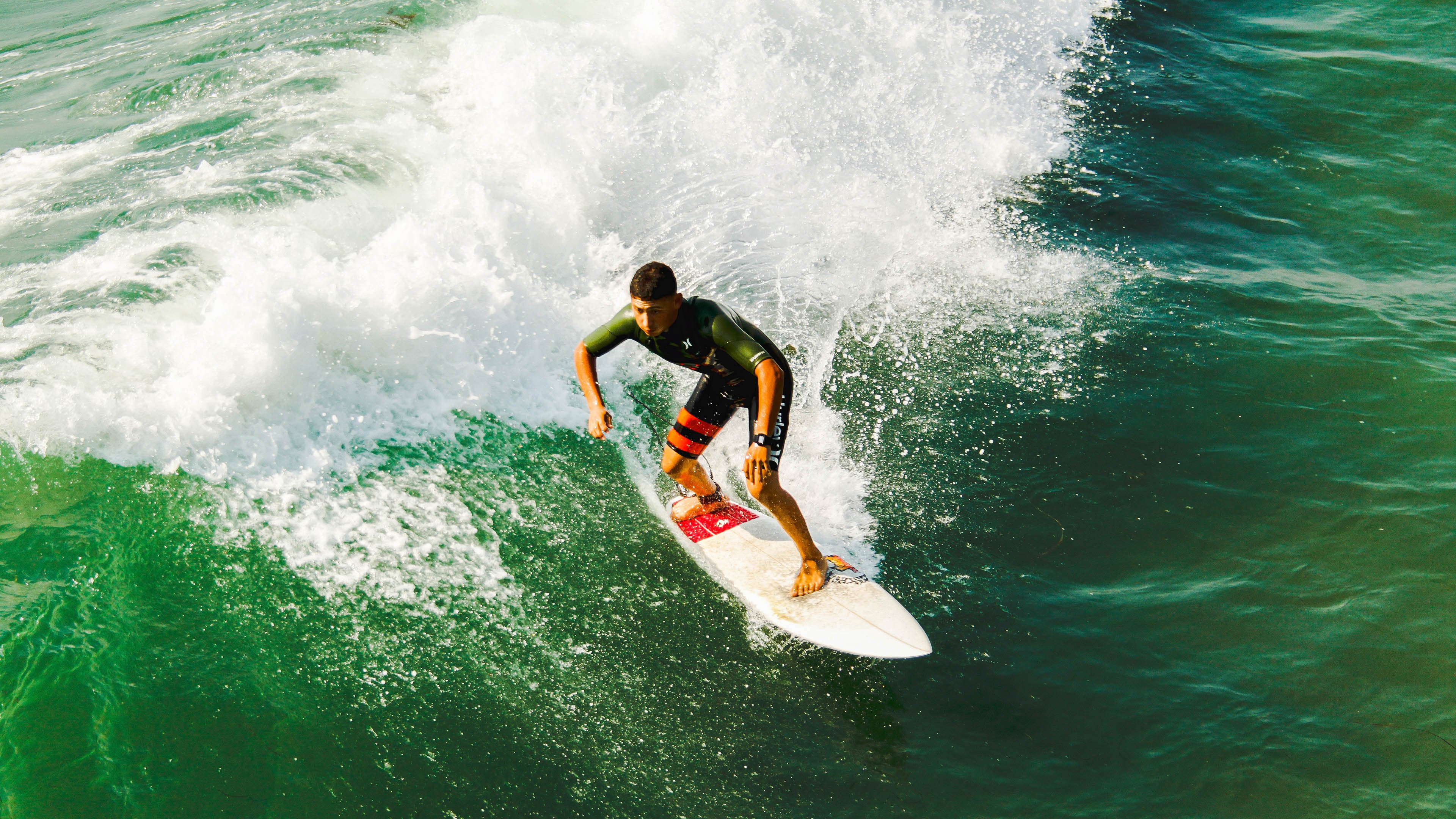 郑钦文再进大满贯八强 展现中国力量，背包胸口疼